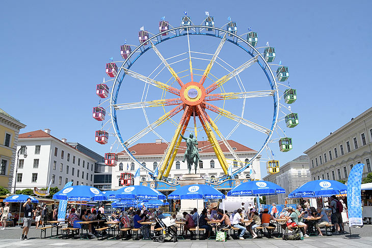 Riesenrad auf dem benachbarten Wittelsbacher Platz am 14.+15.06.2025 (©Foto: Ingrid Grossmann)